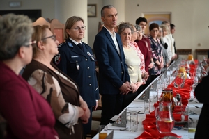 Policjanci podczas spotkania z rodzinami policjantów poległych na służbie