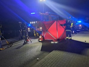 Zdjęcie z miejsca zdarzenia. Policjanci pracują na miejscu wypadku