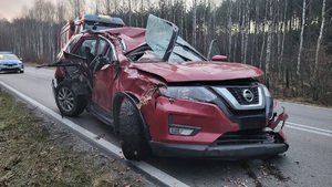 Zdjęcie z miejsca zdarzenia. Policjanci pracują na miejscu wypadku