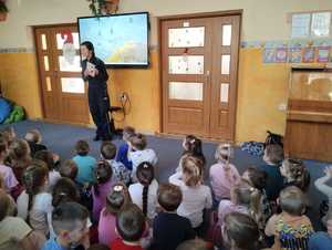 Policjanci podczas spotkania z dziećmi