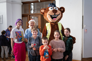 Policyjny miś z uczestnikami spotkania