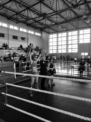 Policjantka podczas zawodów kickboxingu w ringu