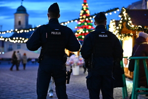 Funkcjonariusze oraz radiowozy