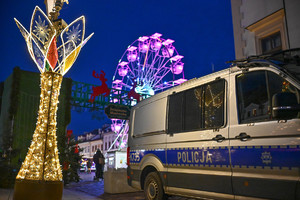 Funkcjonariusze oraz radiowozy