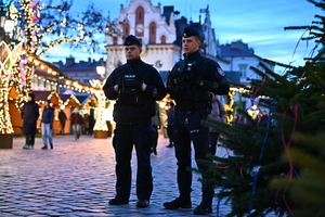 Funkcjonariusze oraz radiowozy