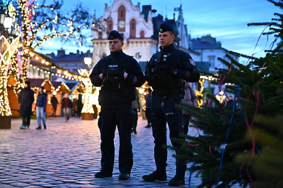 Funkcjonariusze oraz radiowozy