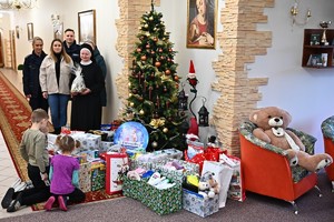 Uczestnicy podczas akcji "Paczuszka dla Maluszka”