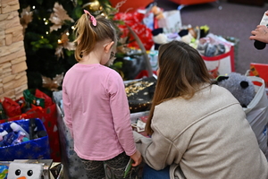 Uczestnicy podczas akcji "Paczuszka dla Maluszka”