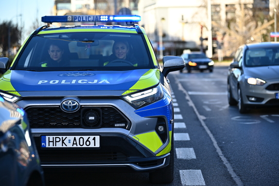 Radiowóz policyjny na drodze