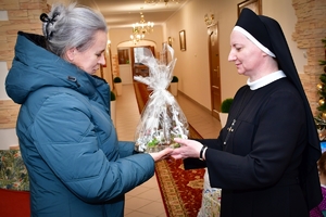 Policjanci i pracownicy KWP w Rzeszowie podczas przekazania paczek dla dzieci