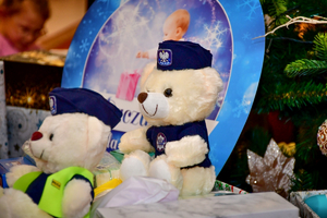 Policjanci i pracownicy KWP w Rzeszowie podczas przekazania paczek dla dzieci