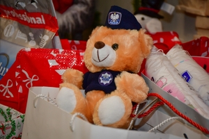 Policjanci i pracownicy KWP w Rzeszowie podczas przekazania paczek dla dzieci