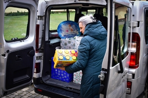 Policjanci i pracownicy KWP w Rzeszowie podczas przekazania paczek dla dzieci