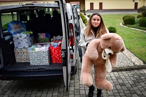 Policjanci i pracownicy KWP w Rzeszowie podczas przekazania paczek dla dzieci