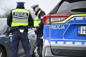 Radiowóz i policjanci ruchu drogowego