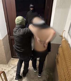 nieumundurowani policjanci doprowadzają zatrzymanych do jednostek policji