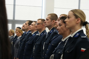 Pożegnanie insp. Jacka Maślanki Dowódcy Oddziału Prewencji Policji w Rzeszowie. Na zdjęciu widoczni są policjantki, policjanci, pracownice i pracownicy policji oraz kierownictwo KWP Rzeszów