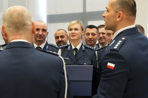 Pożegnanie insp. Jacka Maślanki Dowódcy Oddziału Prewencji Policji w Rzeszowie. Na zdjęciu widoczni są policjantki, policjanci, pracownice i pracownicy policji oraz kierownictwo KWP Rzeszów
