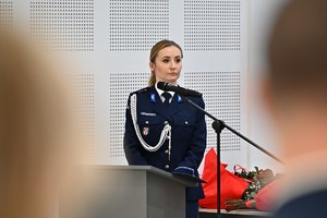 Policjanci i pracownicy podczas uroczystości