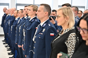 Policjanci i pracownicy podczas uroczystości