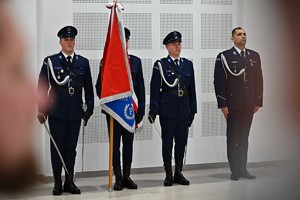 Policjanci i pracownicy podczas uroczystości