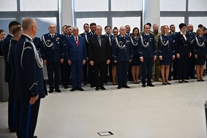 Policjanci i pracownicy podczas uroczystości