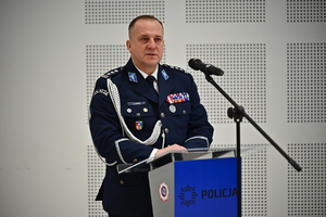 Policjanci i pracownicy podczas uroczystości