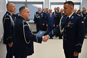 Policjanci i pracownicy podczas uroczystości