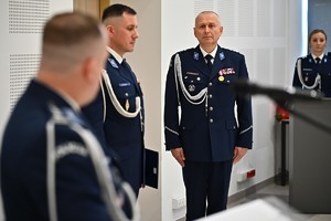 Policjanci i pracownicy podczas uroczystości