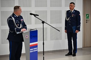 Policjanci i pracownicy podczas uroczystości