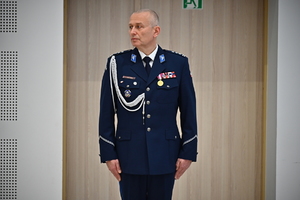 Policjanci i pracownicy podczas uroczystości