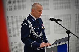 Policjanci i pracownicy podczas uroczystości