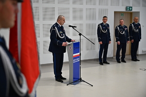 Policjanci i pracownicy podczas uroczystości