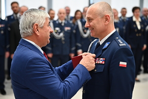 Policjanci i pracownicy podczas uroczystości