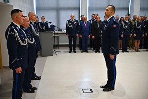 Policjanci i pracownicy podczas uroczystości