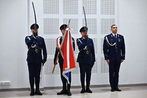 Policjanci i pracownicy podczas uroczystości