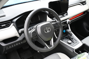 Policjanci podczas przekazania nowych radiowozów