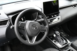 Policjanci podczas przekazania nowych radiowozów