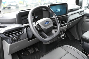 Policjanci podczas przekazania nowych radiowozów