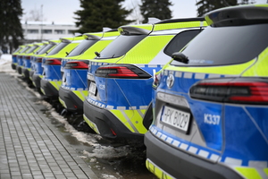 Policjanci podczas przekazania nowych radiowozów