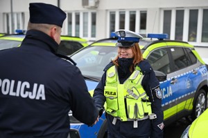 Policjanci podczas przekazania nowych radiowozów