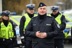 Policjanci podczas przekazania nowych radiowozów