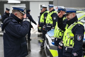 Policjanci podczas przekazania nowych radiowozów