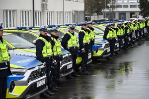 Policjanci podczas przekazania nowych radiowozów