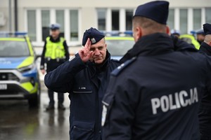 Policjanci podczas przekazania nowych radiowozów