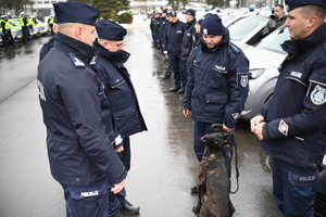 Policjanci podczas przekazania nowych radiowozów