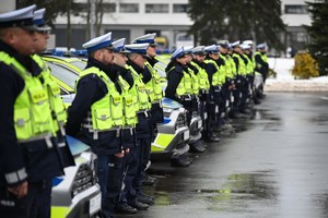 Policjanci podczas przekazania nowych radiowozów