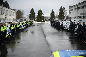 Policjanci podczas przekazania nowych radiowozów