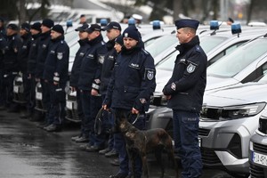 Policjanci podczas przekazania nowych radiowozów