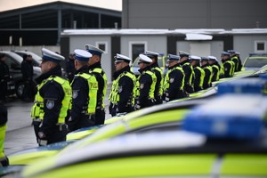 Policjanci podczas przekazania nowych radiowozów